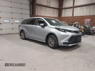 2024 Toyota Sienna LE z VIN 5TDKRKEC6RS216152, wystawiony jako IAAI lot #42188575 z przebiegiem 2 449 mil mil oraz . Historia ofert i sprzedaży dostępna na DreamBid. Obrazek 1.