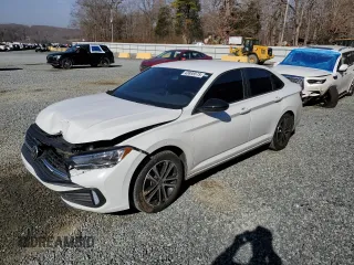 2023 Volkswagen Jetta Sport z VIN 3VWBM7BU7PM054471, wystawiony jako Copart lot #43898575 z przebiegiem 38 711 mil mil oraz Szkoda całkowita • Salvage title. Historia ofert i sprzedaży dostępna na DreamBid. Obrazek 1.
