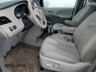 2013 Toyota Sienna XLE z VIN 5TDDK3DC1DS054184, wystawiony jako Copart lot #44821285 z przebiegiem 214 218 mil mil oraz Nie do naprawy • Non repairable. Historia ofert i sprzedaży dostępna na DreamBid. Obrazek 7.