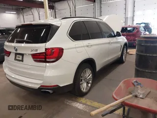 2015 BMW X5 xDrive50i z VIN 5UXKR6C50F0J76255, wystawiony jako IAAI lot #42104019 z przebiegiem 74 400 mil mil oraz . Historia ofert i sprzedaży dostępna na DreamBid. Obrazek 4.