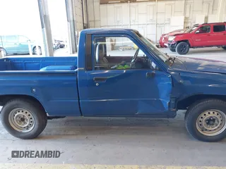 1985 Toyota Pickup z VIN JT4RN50RXF0083921, wystawiony jako IAAI lot #42029838 z przebiegiem 249 994 mil mil oraz . Historia ofert i sprzedaży dostępna na DreamBid. Obrazek 6.