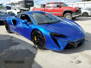 2024 McLaren Artura z VIN SBM16AEA2RW002389, wystawiony jako Copart lot #74246334 z przebiegiem 1374 mil mil oraz Nie do naprawy. Historia ofert i sprzedaży dostępna na DreamBid. Obrazek 4.
