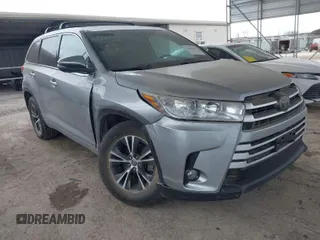 2018 Toyota Highlander LE z VIN 5TDZZRFH1JS260193, wystawiony jako IAAI lot #41613267 z przebiegiem 119 579 mil mil oraz . Historia ofert i sprzedaży dostępna na DreamBid. Obrazek 1.