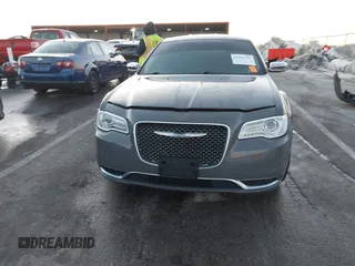2018 Chrysler 300 Touring z VIN 2C3CCAAG4JH316993, wystawiony jako IAAI lot #41323733 z przebiegiem 59 595 mil mil oraz . Historia ofert i sprzedaży dostępna na DreamBid. Obrazek 12.