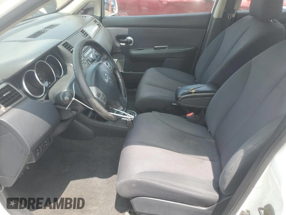 2008 Nissan Versa S z VIN 3N1BC11E18L395470, wystawiony jako Copart lot #58639875 z przebiegiem 194 493 mil mil oraz Czysty tytuł • Clean title. Historia ofert i sprzedaży dostępna na DreamBid. Obrazek 7.