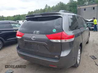 2012 Toyota Sienna LE z VIN 5TDJK3DC2CS048945, wystawiony jako IAAI lot #42319090 z przebiegiem 136 488 mil mil oraz . Historia ofert i sprzedaży dostępna na DreamBid. Obrazek 16.