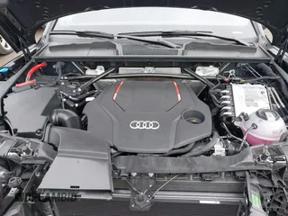 2025 Audi SQ5 Premium Plus z VIN WA1B4AFY6S2052377, wystawiony jako IAAI lot #41971801 z przebiegiem 108 mil mil oraz . Historia ofert i sprzedaży dostępna na DreamBid. Obrazek 10.