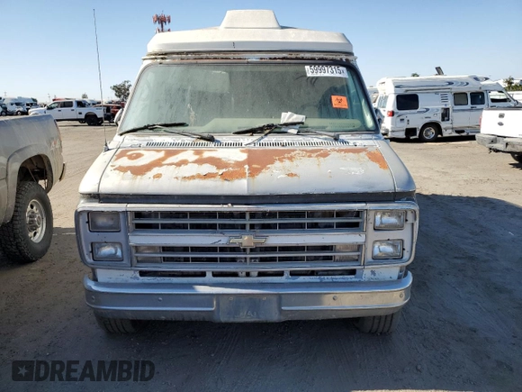 1989 Chevrolet Chevy Van z VIN 1GBEG25KXK7127909, wystawiony jako Copart lot #59997315 z przebiegiem 550 289 mil mil oraz Czysty tytuł • Clean title. Historia ofert i sprzedaży dostępna na DreamBid. Obrazek 5.