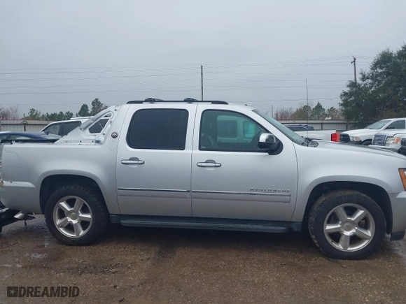 2013 Chevrolet Avalanche LTZ with VIN 3GNMCGE04DG109502, listed as a IAAI auction lot 41335363 with 166,877 mi miles. Bid and sale history available at carsss.com. Image 14.