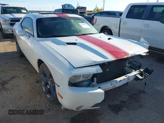 2013 Dodge Challenger SXT z VIN 2C3CDYAG7DH729050, wystawiony jako IAAI lot #42220553 z przebiegiem 130 766 mil mil oraz . Historia ofert i sprzedaży dostępna na DreamBid. Obrazek 1.