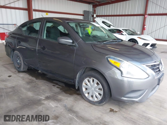 2016 Nissan Versa S z VIN 3N1CN7AP4GL902783, wystawiony jako IAAI lot #42128197 z przebiegiem 116 847 mil mil oraz . Historia ofert i sprzedaży dostępna na DreamBid. Obrazek 1.