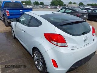 2015 Hyundai Veloster z VIN KMHTC6AD8FU222744, wystawiony jako IAAI lot #42129397 z przebiegiem Nie podano mil oraz . Historia ofert i sprzedaży dostępna na DreamBid. Obrazek 3.