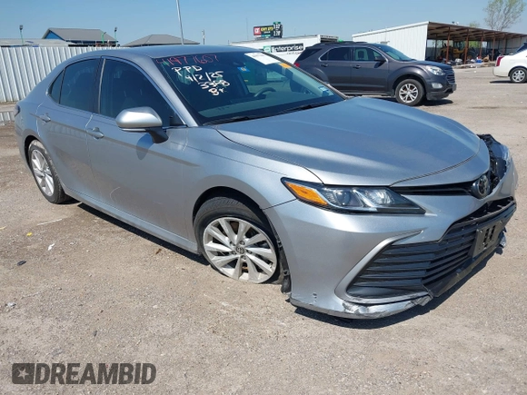 2024 Toyota Camry LE z VIN 4T1R11AKXRU883388, wystawiony jako IAAI lot #41977607 z przebiegiem 8 784 mil mil oraz . Historia ofert i sprzedaży dostępna na DreamBid. Obrazek 1.