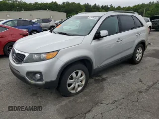 2012 Kia Sorento LX z VIN 5XYKTDA64CG278652, wystawiony jako Copart lot #61406495 z przebiegiem 98 656 mil mil oraz Czysty tytuł • Clean title. Historia ofert i sprzedaży dostępna na DreamBid. Obrazek 1.