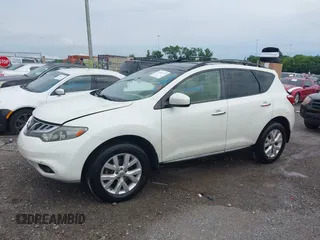 2014 Nissan Murano SV z VIN JN8AZ1MUXEW407149, wystawiony jako IAAI lot #42444679 z przebiegiem 155 946 mil mil oraz . Historia ofert i sprzedaży dostępna na DreamBid. Obrazek 14.