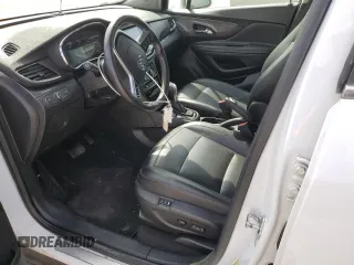 2020 Buick Encore Essence z VIN KL4CJGSBXLB061229, wystawiony jako Copart lot #50300925 z przebiegiem 71 175 mil mil oraz Szkody całkowita. Historia ofert i sprzedaży dostępna na DreamBid. Obrazek 7.