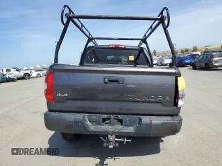2017 Toyota Tundra Platinum z VIN 5TFAY5F15HX636975, wystawiony jako Copart lot #53922615 z przebiegiem Nie podano mil oraz Szkoda całkowita • Salvage title. Historia ofert i sprzedaży dostępna na DreamBid. Obrazek 6.