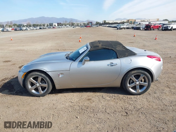 2007 Pontiac Solstice z VIN 1G2MB35B57Y111621, wystawiony jako IAAI lot #41332760 z przebiegiem 49 784 mil mil oraz . Historia ofert i sprzedaży dostępna na DreamBid. Obrazek 14.