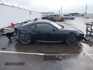 2025 Toyota 86 Premium z VIN JF1ZNBE11S9752297, wystawiony jako IAAI lot #41834817 z przebiegiem 984 mil mil oraz . Historia ofert i sprzedaży dostępna na DreamBid. Obrazek 14.