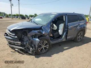 2018 Toyota Highlander LE z VIN 5TDBZRFH0JS814535, wystawiony jako Copart lot #61016835 z przebiegiem Nie podano mil oraz Czysty tytuł • Clean title. Historia ofert i sprzedaży dostępna na DreamBid. Obrazek 1.