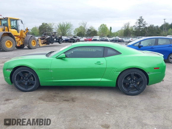 2011 Chevrolet Camaro 2LT z VIN 2G1FC1ED2B9142614, wystawiony jako IAAI lot #42043372 z przebiegiem 143 094 mil mil oraz . Historia ofert i sprzedaży dostępna na DreamBid. Obrazek 14.