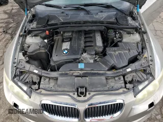 2011 BMW 3 Series 328i z VIN WBADW3C56BE537547, wystawiony jako Copart lot #55731295 z przebiegiem 117 059 mil mil oraz Szkoda całkowita • Salvage title. Historia ofert i sprzedaży dostępna na DreamBid. Obrazek 11.