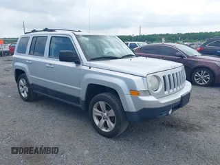 2013 Jeep Patriot Latitude z VIN 1C4NJRFBXDD263711, wystawiony jako IAAI lot #42448609 z przebiegiem 203 967 mil mil oraz . Historia ofert i sprzedaży dostępna na DreamBid. Obrazek 1.