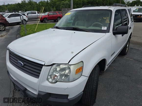 2006 Ford Explorer XLS z VIN 1FMEU72E26UB03509, wystawiony jako IAAI lot #42511818 z przebiegiem 126 541 mil mil oraz . Historia ofert i sprzedaży dostępna na DreamBid. Obrazek 25.