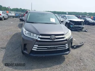 2018 Toyota Highlander LE z VIN 5TDBZRFH3JS841728, wystawiony jako IAAI lot #42424705 z przebiegiem 93 473 mil mil oraz . Historia ofert i sprzedaży dostępna na DreamBid. Obrazek 12.