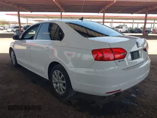 2013 Volkswagen Jetta SE z VIN 3VWDP7AJ5DM374598, wystawiony jako IAAI lot #42498082 z przebiegiem 144 285 mil mil oraz . Historia ofert i sprzedaży dostępna na DreamBid. Obrazek 3.