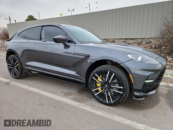 2023 Aston Martin DBX 707 z VIN SD7VUJBW8PTV08579, wystawiony jako Copart lot #45496975 z przebiegiem 10 769 mil mil oraz Szkody całkowita. Historia ofert i sprzedaży dostępna na DreamBid. Obrazek 4.