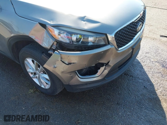 2016 Kia Sorento LX with VIN 5XYPG4A3XGG120676, listed as a IAAI auction lot 40568581 with 179,418 mi miles. Bid and sale history available at carsss.com. Image 6.