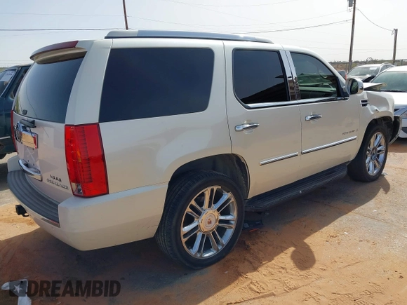2008 Cadillac Escalade z VIN 1GYEC63828R153028, wystawiony jako IAAI lot #42043110 z przebiegiem 127 122 mil mil oraz . Historia ofert i sprzedaży dostępna na DreamBid. Obrazek 4.