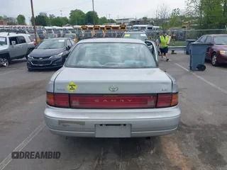1993 Toyota Camry LE z VIN 4T1SK12E0PU290398, wystawiony jako IAAI lot #42032664 z przebiegiem 264 922 mil mil oraz . Historia ofert i sprzedaży dostępna na DreamBid. Obrazek 16.