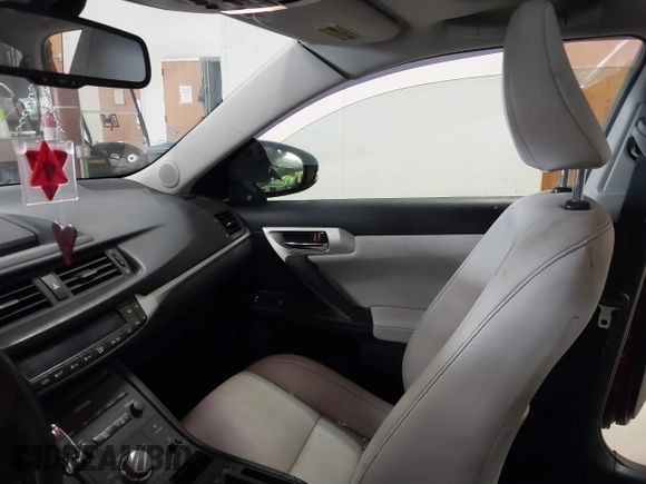 2011 Lexus CT 200h z VIN JTHKD5BH6B2042420, wystawiony jako IAAI lot #41700918 z przebiegiem 131 348 mil mil oraz . Historia ofert i sprzedaży dostępna na DreamBid. Obrazek 5.