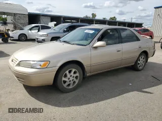 1998 Toyota Camry LE z VIN JT2BF28K4W0114447, wystawiony jako Copart lot #50846275 z przebiegiem 288 989 mil mil oraz Szkoda całkowita • Salvage title. Historia ofert i sprzedaży dostępna na DreamBid. Obrazek 1.