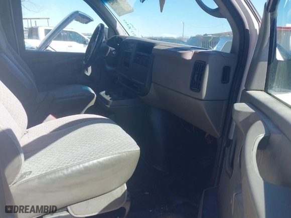 2006 Chevrolet Express Cargo Van with VIN 1GCGG25V261156957, listed as a IAAI auction lot 41736902 with 206,251 mi miles. Bid and sale history available at carsss.com. Image 5.