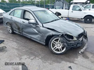 2009 Mercedes-Benz C 300 Sport z VIN WDDGF54X09R071053, wystawiony jako IAAI lot #42235662 z przebiegiem 115 459 mil mil oraz . Historia ofert i sprzedaży dostępna na DreamBid. Obrazek 1.
