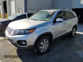 2013 Kia Sorento LX z VIN 5XYKT4A62DG332256, wystawiony jako Copart lot #88001935 z przebiegiem Nie podano mil oraz Szkody całkowita. Historia ofert i sprzedaży dostępna na DreamBid. Obrazek 1.