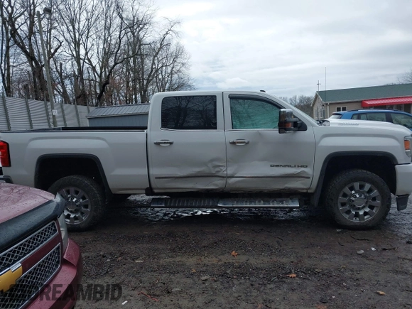 2019 GMC Sierra 2500HD Denali with VIN 1GT12SEY8KF226666, listed as a IAAI auction lot 41717939 with 45,325 mi miles. Bid and sale history available at carsss.com. Image 14.