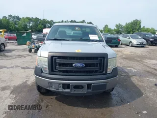 2013 Ford F-150 XL z VIN 1FTMF1CM1DKE52831, wystawiony jako IAAI lot #42401051 z przebiegiem 111 734 mil mil oraz . Historia ofert i sprzedaży dostępna na DreamBid. Obrazek 12.