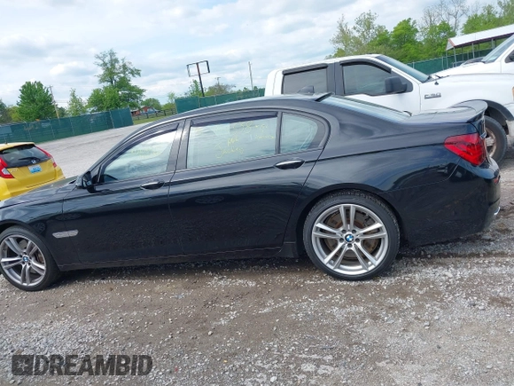 2013 BMW 7 Series 750Li z VIN WBAYE8C59DD133605, wystawiony jako IAAI lot #42179893 z przebiegiem 73 065 mil mil oraz . Historia ofert i sprzedaży dostępna na DreamBid. Obrazek 14.