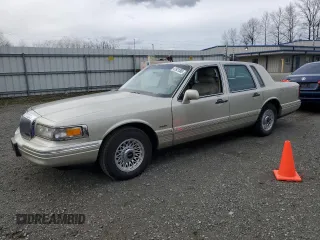 1997 Lincoln Town Car Executive z VIN 1LNLM81W9VY643745, wystawiony jako Copart lot #47921365 z przebiegiem 68 821 mil mil oraz Szkody całkowita. Historia ofert i sprzedaży dostępna na DreamBid. Obrazek 1.