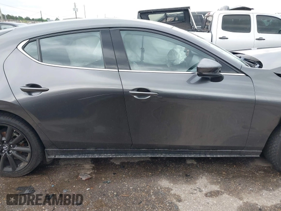 2021 Mazda 3 Premium z VIN JM1BPAML1M1318708, wystawiony jako IAAI lot #42178243 z przebiegiem 62 455 mil mil oraz . Historia ofert i sprzedaży dostępna na DreamBid. Obrazek 13.
