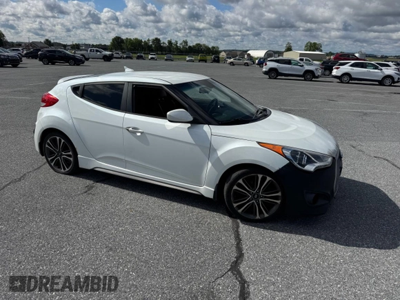 2016 Hyundai Veloster Turbo z VIN KMHTC6AE3GU296034, wystawiony jako Copart lot #59438335 z przebiegiem 121 565 mil mil oraz Czysty tytuł • Clean title. Historia ofert i sprzedaży dostępna na DreamBid. Obrazek 1.