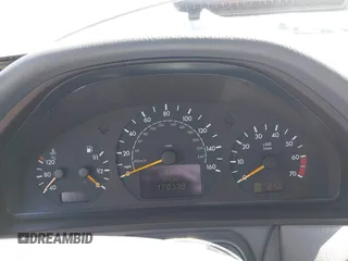 2001 Mercedes-Benz E 320 z VIN WDBJF65J51B311774, wystawiony jako IAAI lot #41953089 z przebiegiem 170 338 mil mil oraz . Historia ofert i sprzedaży dostępna na DreamBid. Obrazek 7.