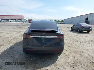 2017 Tesla Model X 90D z VIN 5YJXCBE20HF070235, wystawiony jako IAAI lot #42099344 z przebiegiem 57 686 mil mil oraz . Historia ofert i sprzedaży dostępna na DreamBid. Obrazek 17.