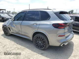 2024 BMW X5 xDrive40i z VIN 5UX23EU07R9T54418, wystawiony jako Copart lot #58960045 z przebiegiem 23 591 mil mil oraz Tytuł czysty. Historia ofert i sprzedaży dostępna na DreamBid. Obrazek 2.