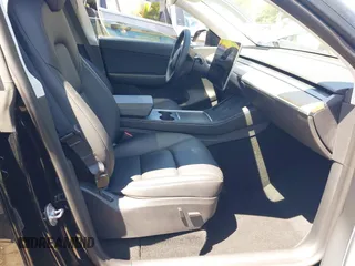 2022 Tesla Model Y Long Range z VIN 7SAYGDEE4NA006645, wystawiony jako IAAI lot #42192495 z przebiegiem 28 784 mil mil oraz . Historia ofert i sprzedaży dostępna na DreamBid. Obrazek 5.