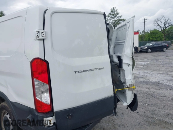 2018 Ford Transit z VIN 1FTYR2YMXJKB11642, wystawiony jako IAAI lot #42235879 z przebiegiem 149 561 mil mil oraz . Historia ofert i sprzedaży dostępna na DreamBid. Obrazek 6.